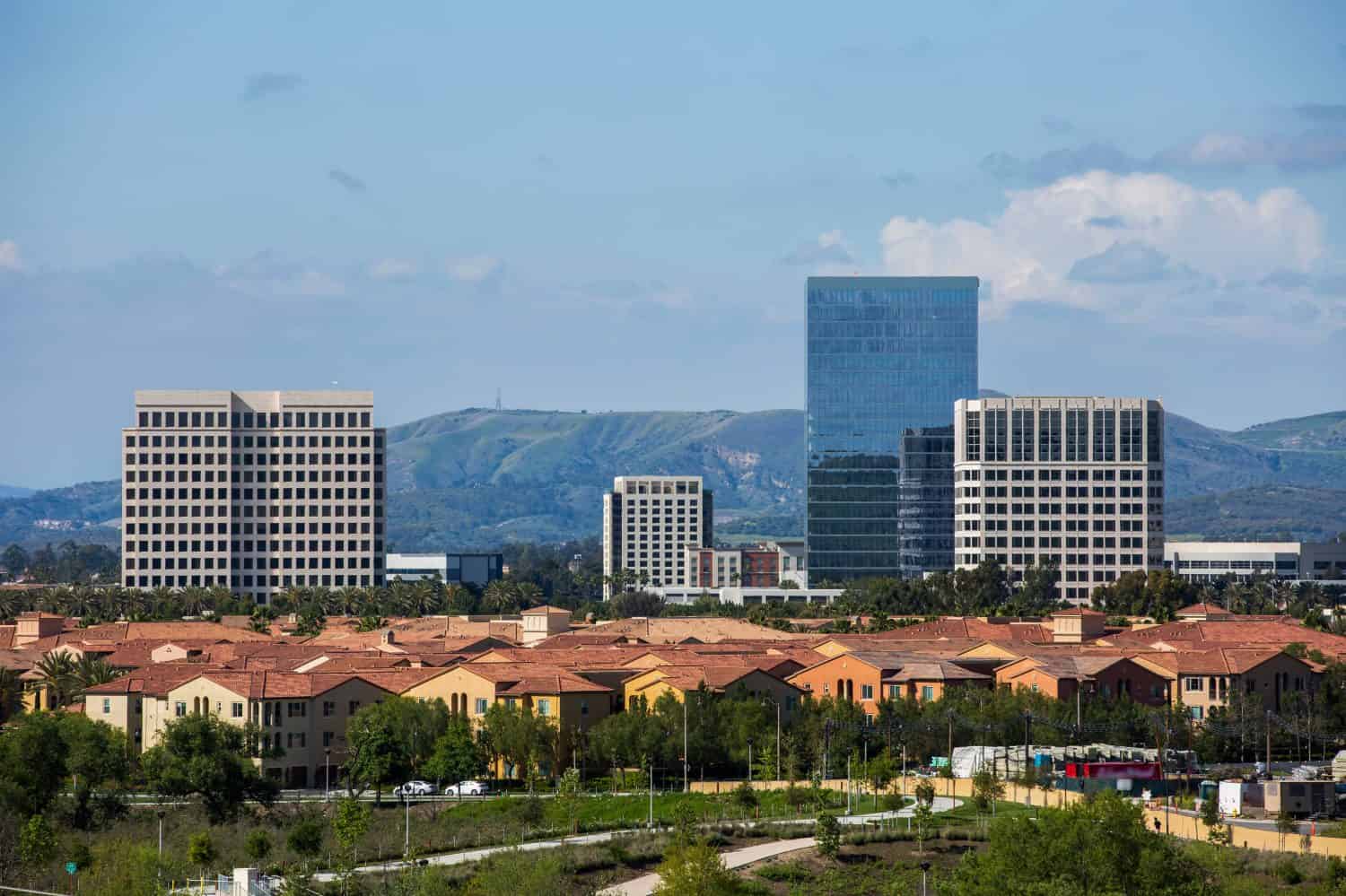 Vista primaverile dello skyline di Irvine, California.