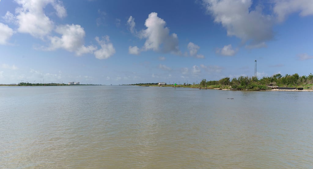 Il fiume Calcasieu a Cameron, Louisiana, visto dal traghetto per auto, Acadia.  Il Golfo del Messico è a tre miglia di distanza.