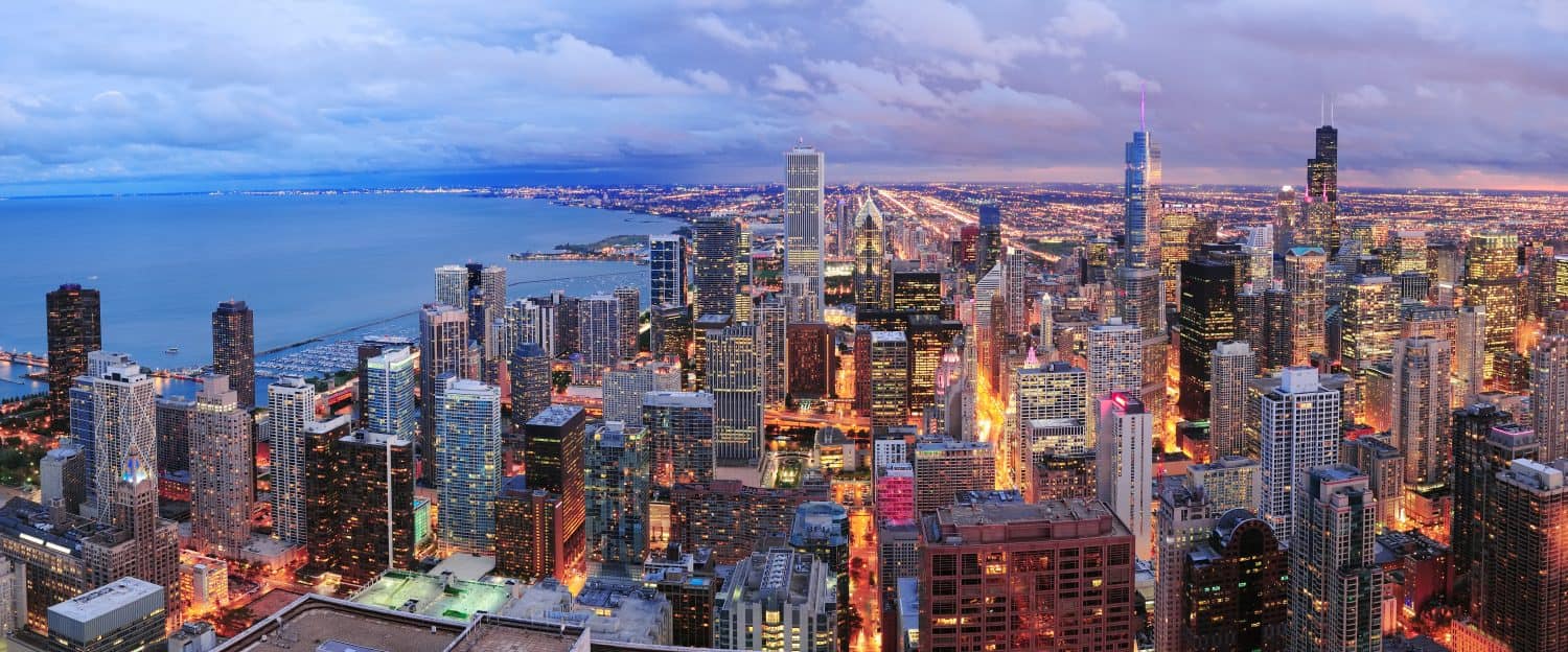 Vista aerea panoramica dello skyline di Chicago con grattacieli sul lago Michigan con cielo nuvoloso al crepuscolo.