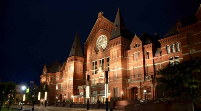 Lo spot del Cincinnati Music Hall illuminato durante la serata di apertura della stagione primaverile