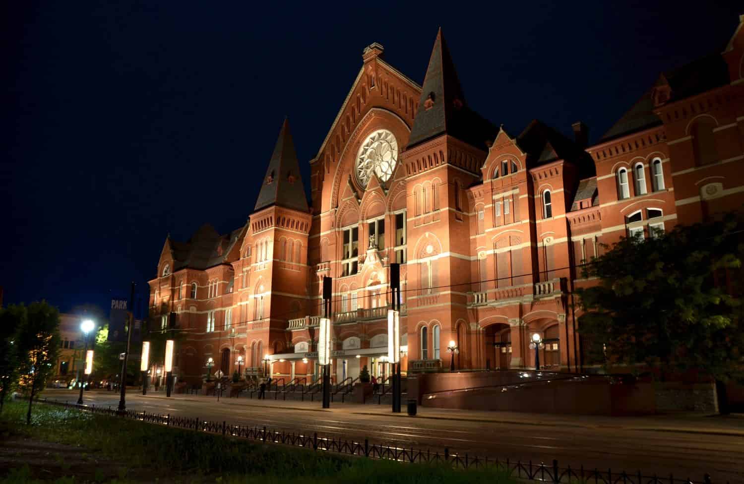 Lo spot del Cincinnati Music Hall illuminato durante la serata di apertura della stagione primaverile