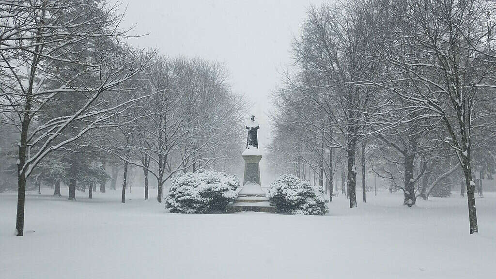 South Bend, Indiana, Statua di Edward Sorin a Notre Dame coperta di neve - Il luogo più nevoso dell'Indiana