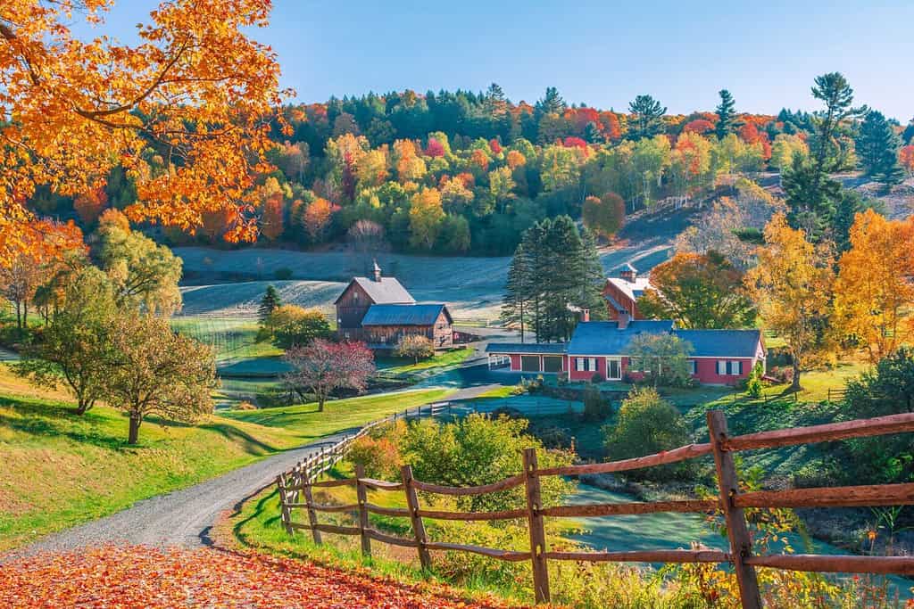 Una scena del fogliame autunnale delle case a Woodstock, nelle montagne del Vermont