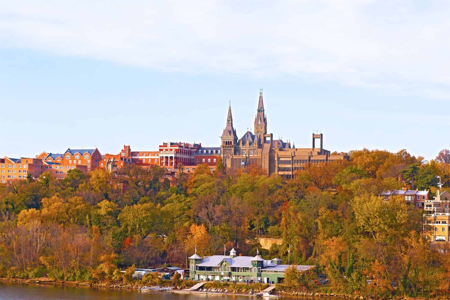 Edifici della Georgetown University in autunno lungo il fiume Potomac.  Panorama scenico urbano in autunno con edifici e strutture ricreative.