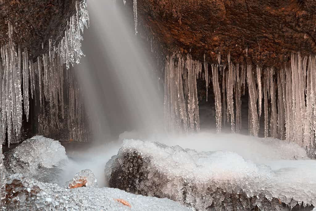 Flusso invernale ghiacciato a lunga esposizione dalla zona di Orange Grove del Patapsco Valley State Park vicino a Baltimora, Maryland (USA).  Composito HDR da esposizioni multiple.