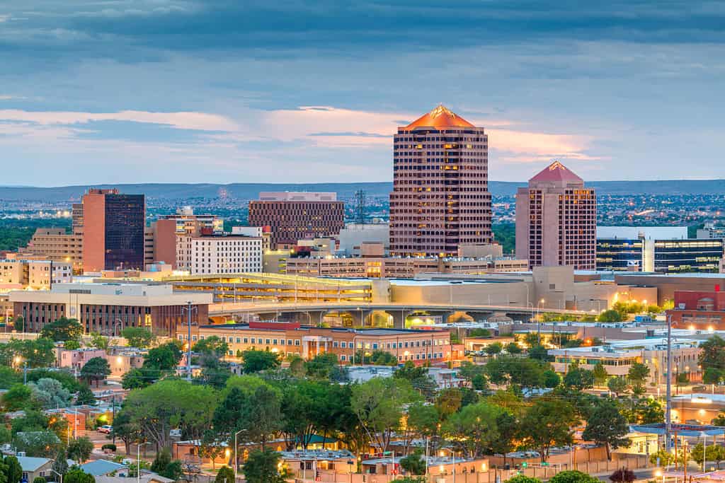 Albuquerque, Nuovo Messico, Stati Uniti d'America paesaggio urbano del centro al crepuscolo.