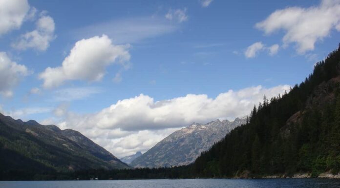 Il lago Chelan mostra un ampio cielo aperto con montagne. 