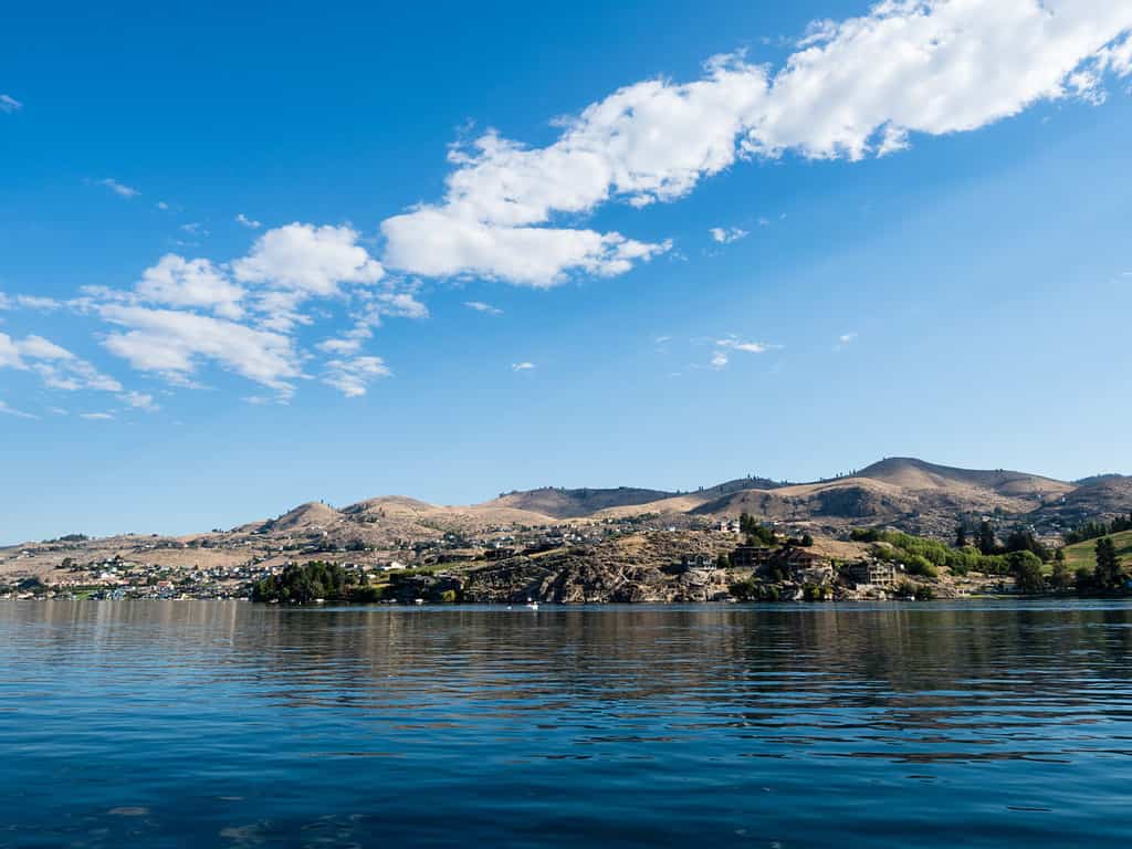 Lungomare del lago Chelan al mattino, vista dal molo dei traghetti Chelan-Stehekin - stato di Washington, USA