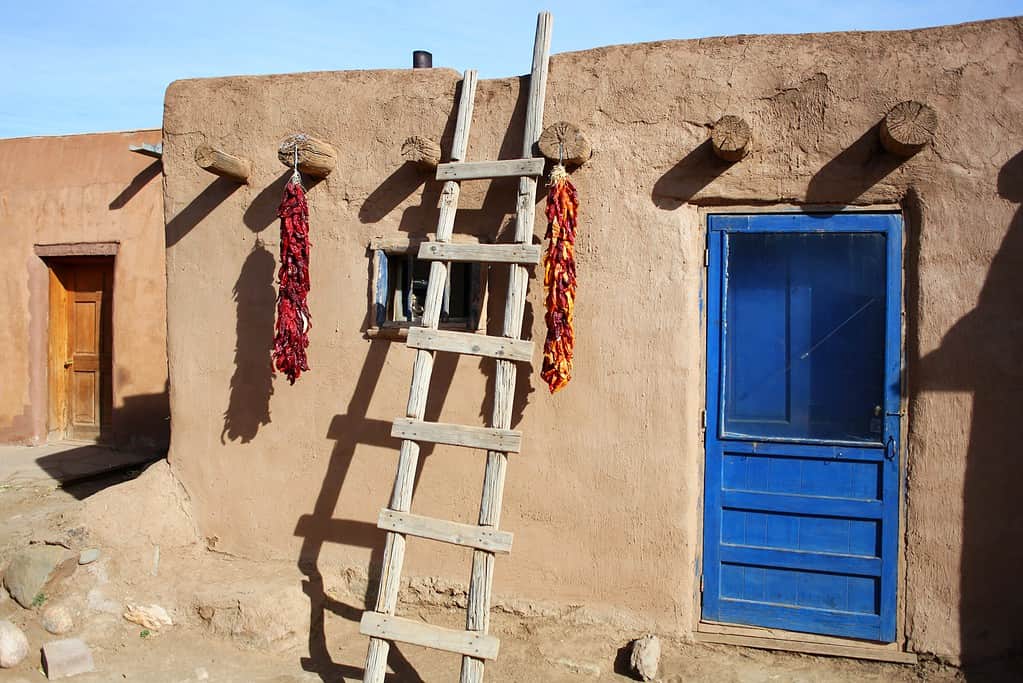 Scopri Taos Pueblo: la città continuamente abitata nel New Mexico ancora forte dopo 900 anni
