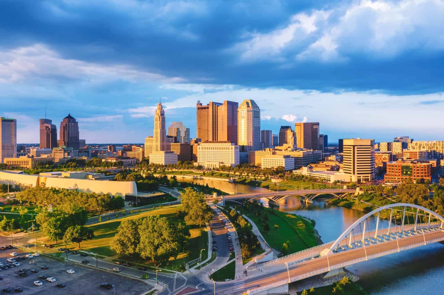 Veduta aerea di Columbus City Ohio con il fiume Scioto durante il tramonto