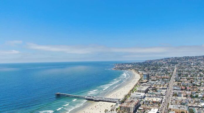 Veduta aerea di persone in spiaggia con il molo durante la giornata blu, Pacific Beach, San Diego