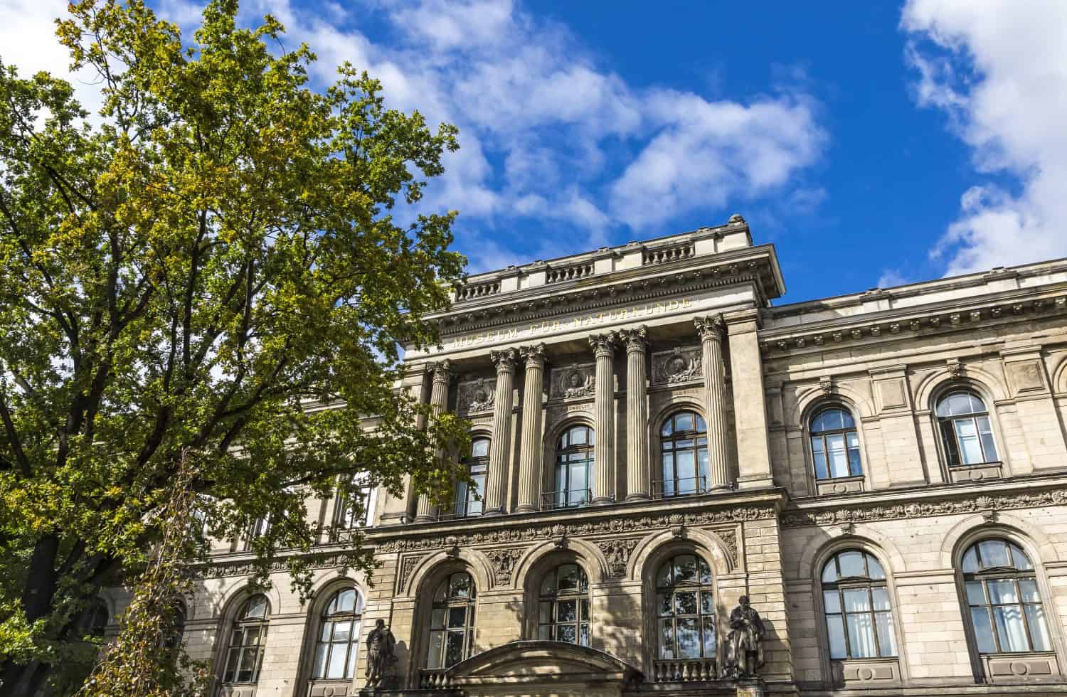 Facciata del Museo di Storia Naturale di Berlino (Museum fur Naturkunde).  Fondato nel 1810, ospita più milioni di esemplari zoologici, paleontologici e mineralogici