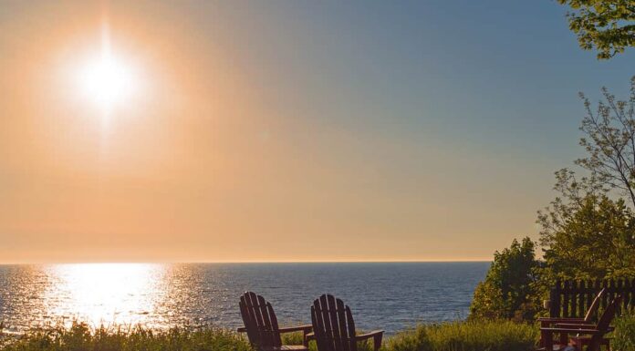 Tramonto sul lago Michigan con sedie Adirondack-Dennis Michigan