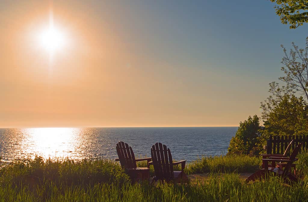 Tramonto sul lago Michigan con sedie Adirondack-Dennis Michigan