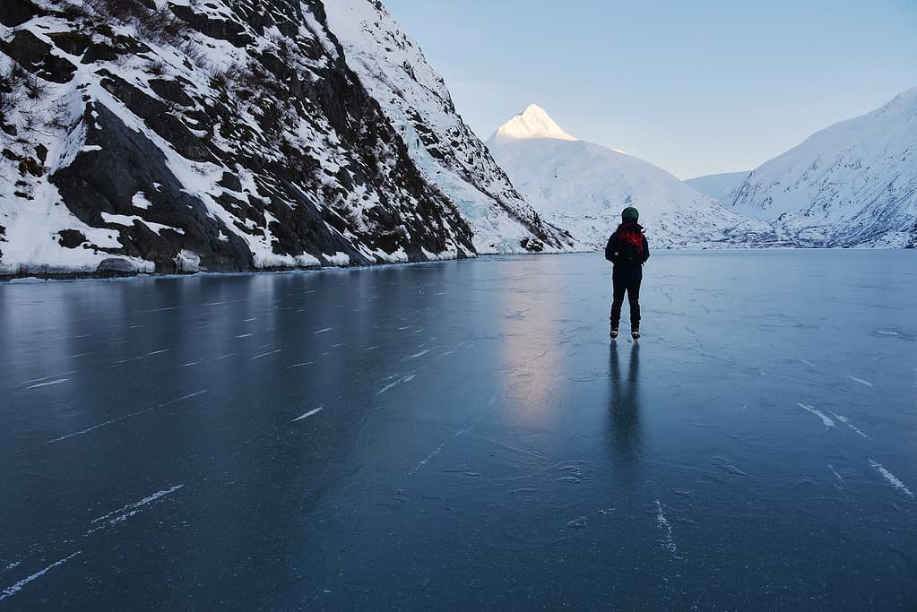 Pattinaggio sul Lago Portage.  Foresta nazionale di Chugach, Alaska