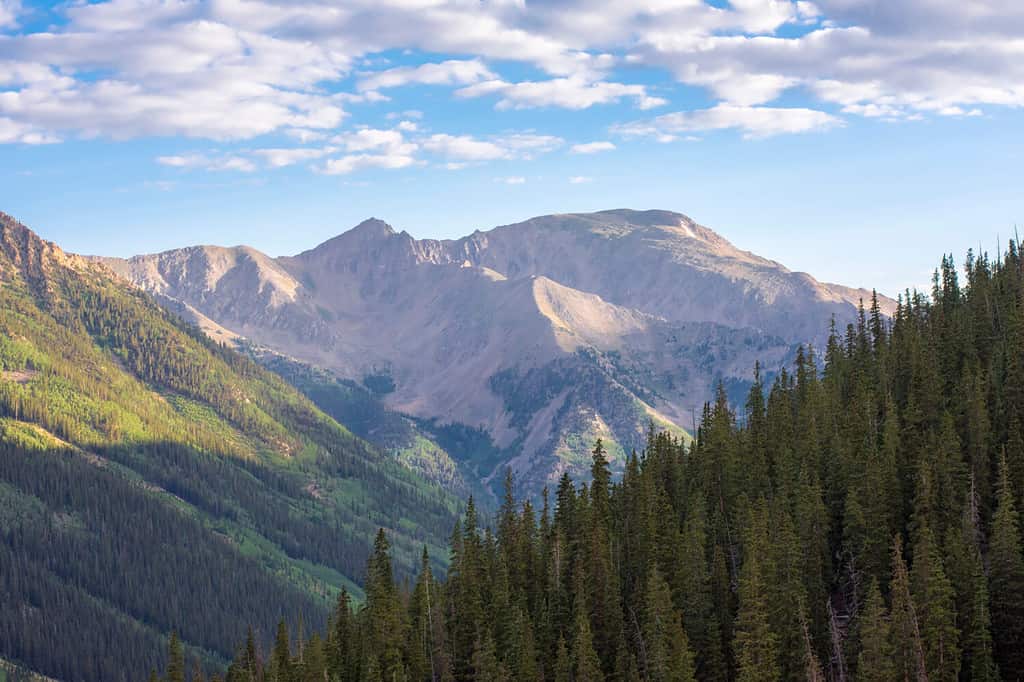 Alba su una splendida vista sulle montagne della catena montuosa Sawatch del Colorado.