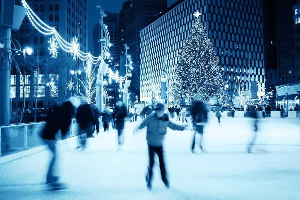 Pattinaggio sul ghiaccio a Natale (motion blur)