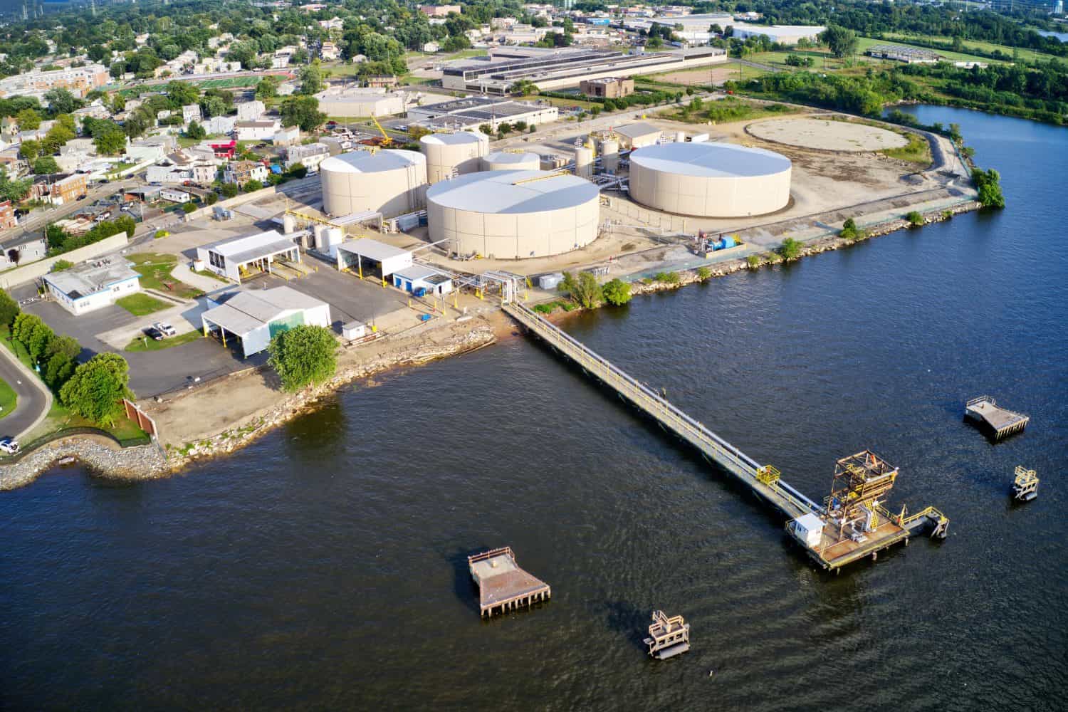 Veduta aerea della raffineria lungo il fiume Delaware