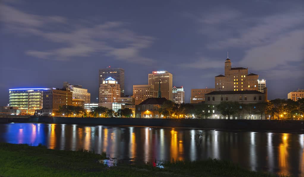 L'area del centro di Dayton, Ohio, vista dalle piste ciclabili lungo il Great Miami River.