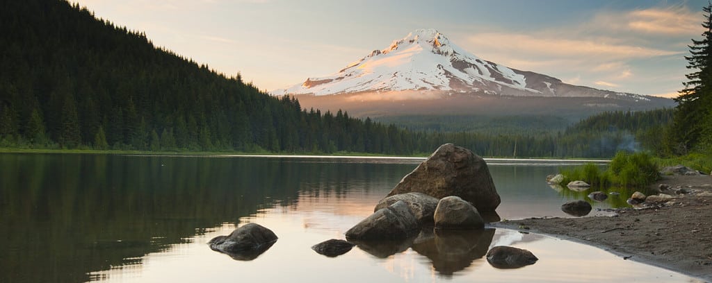 La montagna vulcanica Mt. Hood, nell'Oregon, negli Stati Uniti.  Al tramonto con riflesso sulle acque del lago Trillium.
