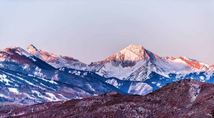 Aspen, Colorado, colorato blu, alba, luce del sole sul Campidoglio e sul monte Daly Snowmass, picco di montagna, cresta, silhouette, in autunno, stagione autunnale