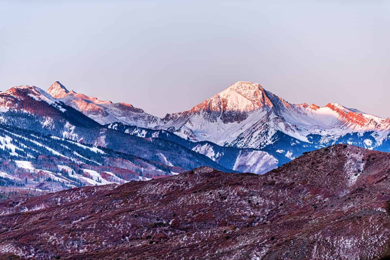 Aspen, Colorado, colorato blu, alba, luce del sole sul Campidoglio e sul monte Daly Snowmass, picco di montagna, cresta, silhouette, in autunno, stagione autunnale