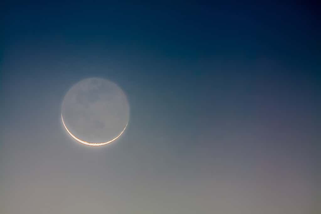 Luce della terra sulla falce di luna