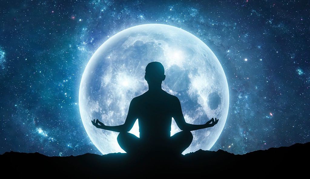 Siluetta della donna che si siede nella posa del loto di yoga contro la luna piena blu nel cielo.  Paesaggio del cielo notturno.  Psicologia ed esoterismo