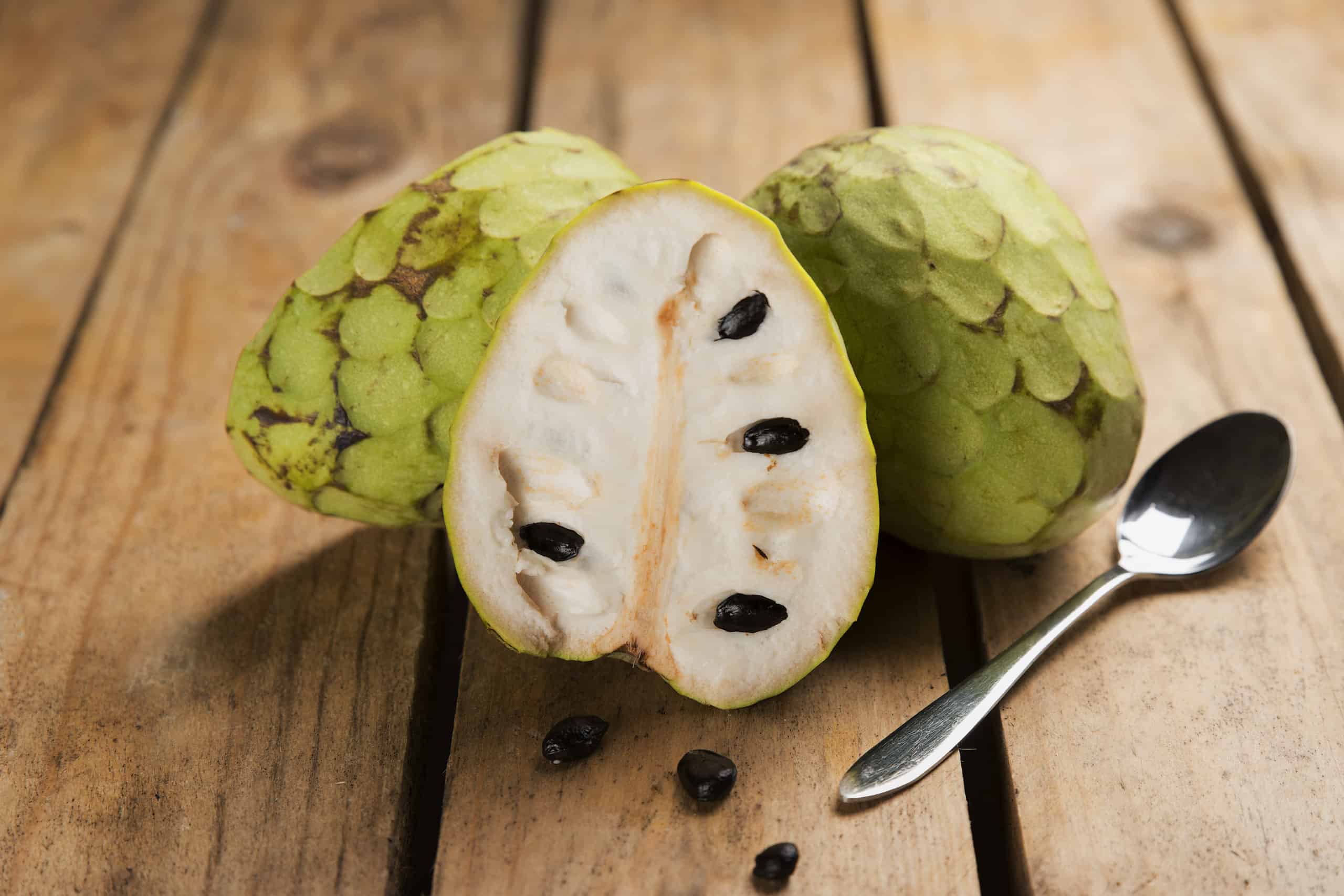 Frutto di cherimolia tagliato aperto