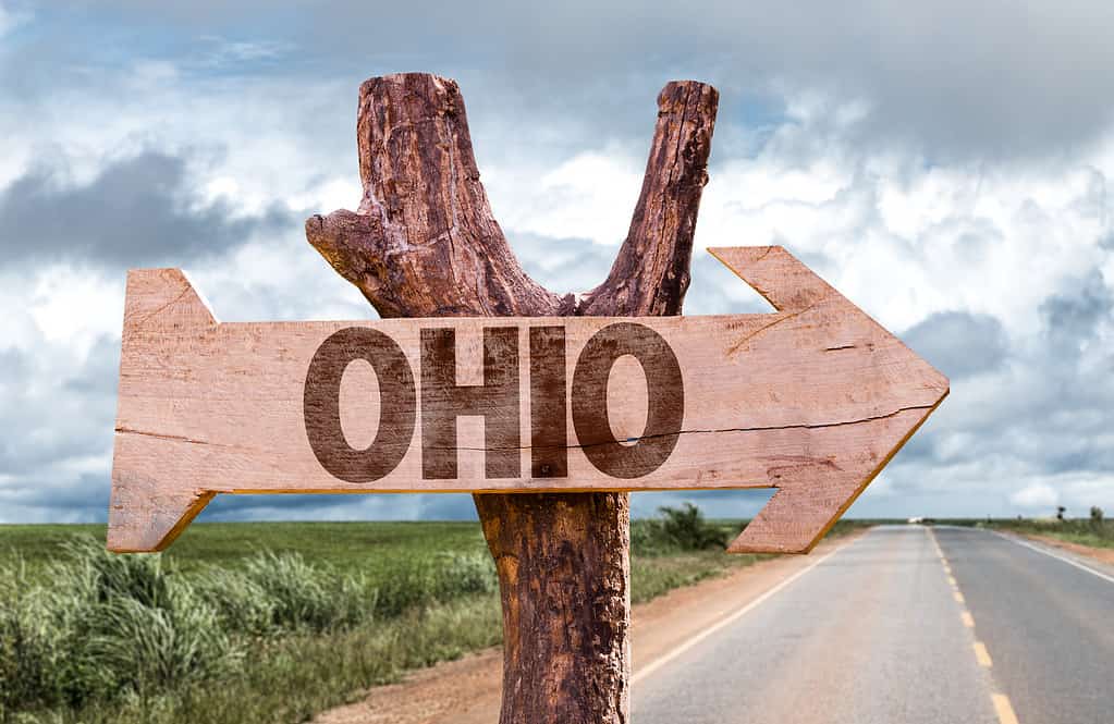 Cartello in legno dell'Ohio con paesaggio agricolo sullo sfondo