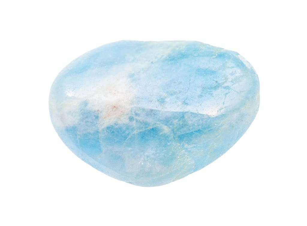 primo piano di un campione di minerale naturale proveniente dalla collezione geologica: pietra preziosa acquamarina lucida (berillo blu) isolata su sfondo bianco