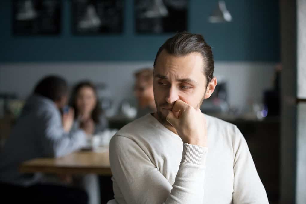 Gli emarginati maschi sconvolti si sentono soli seduti da soli al bar