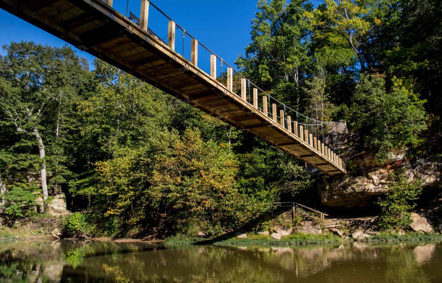 Un ponte sospeso attraversa Sugar Creek, nel parco statale di Turkey Run a Marshall Indiana
