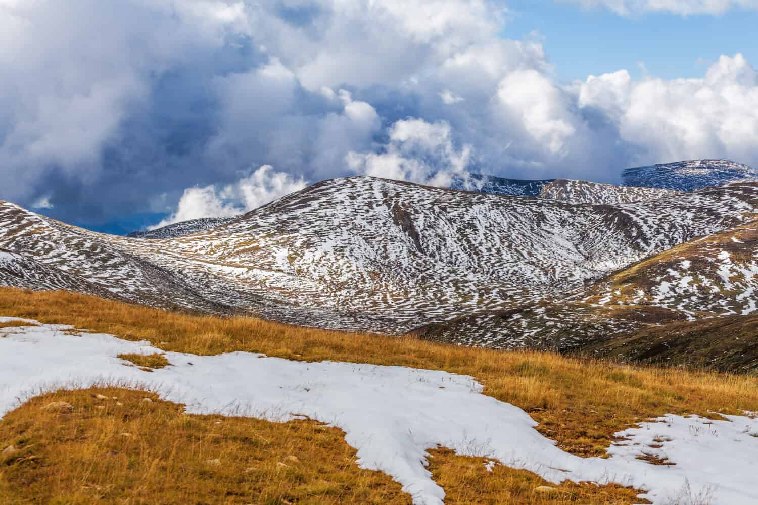 Macchie di neve che si accumulano sui pendii delle montagne innevate nel Parco Nazionale del Monte Kosciuszko, Australia