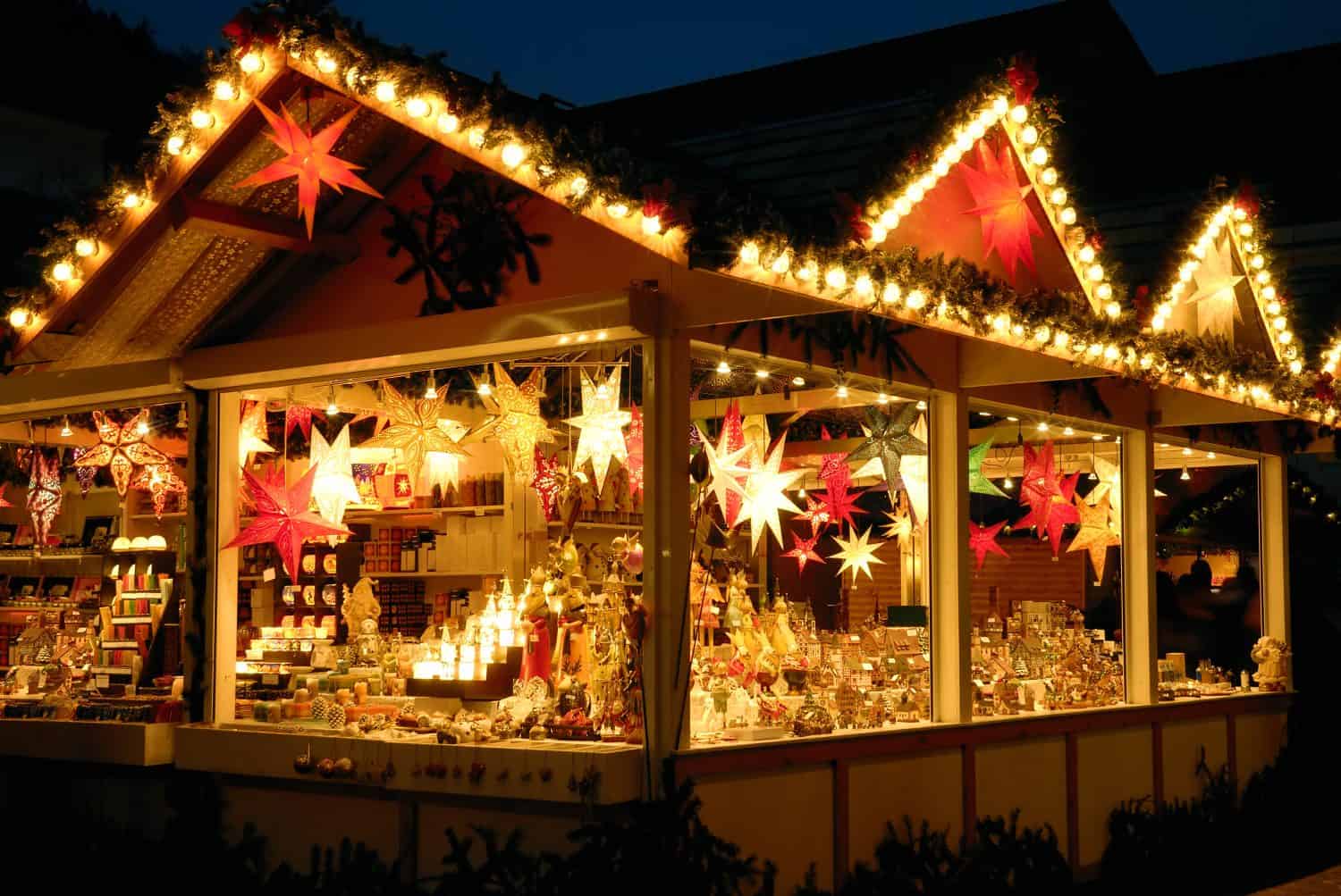 Chiosco illuminato della fiera di Natale con un sacco di decorazioni scintillanti, senza loghi