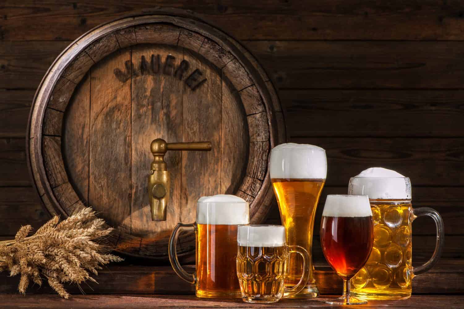 Barile di birra con bicchieri di birra su fondo di legno