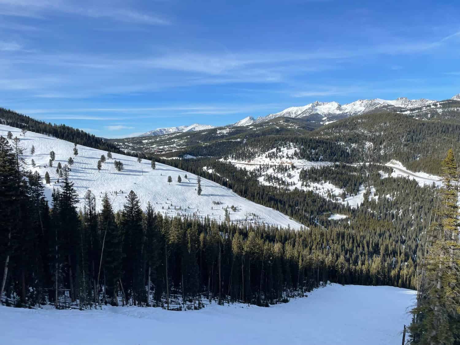Vista panoramica delle cime e dei pendii innevati della stazione sciistica di Big Sky nel Montana in una soleggiata giornata invernale