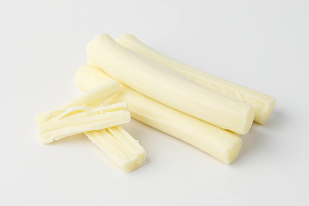 formaggio a pasta filata isolato su bianco