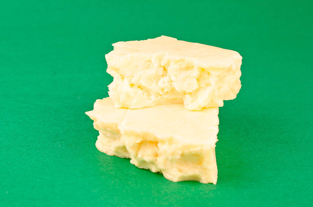 macro monterey jack formaggio sfondo verde