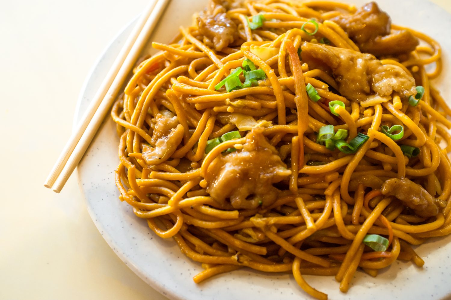 Cibo cinese gustoso pollo lo mein noodles al ristorante