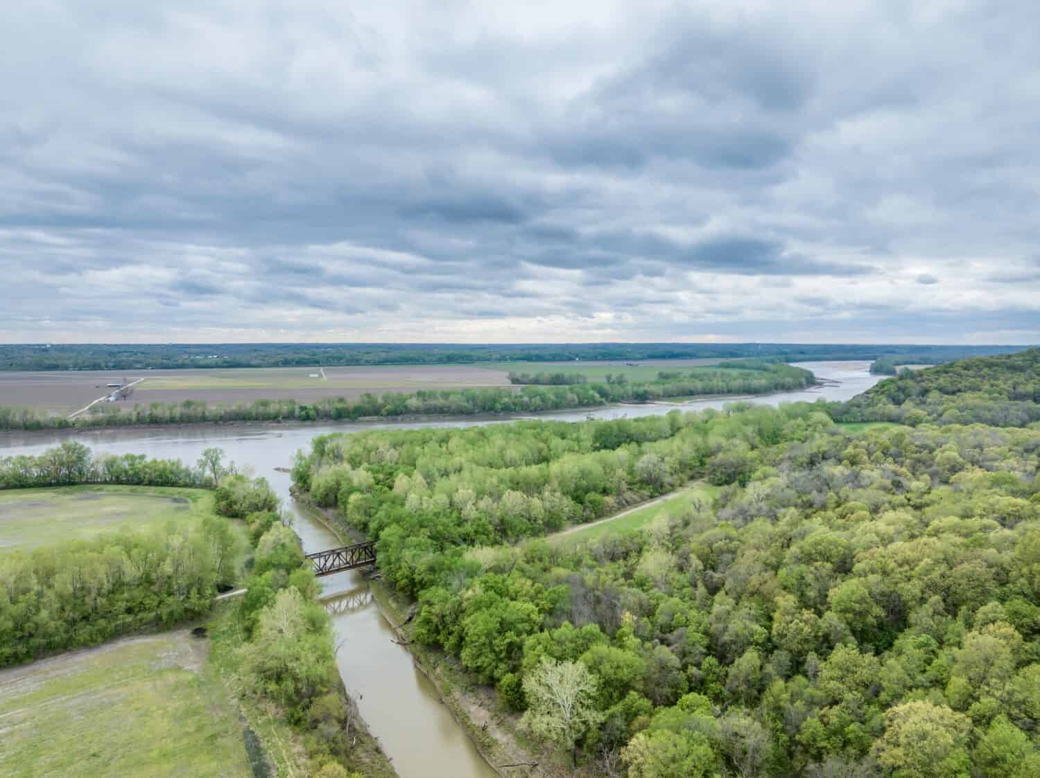 Il fiume Missouri e il Katy Trail attraversano Cedar Creek sopra Jefferson City, MO, vista aerea primaverile nuvoloso