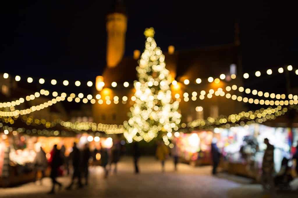 concetto di vacanze, vendita e vendita al dettaglio - mercatino di Natale serale nella piazza del municipio vecchio a tallinn bokeh