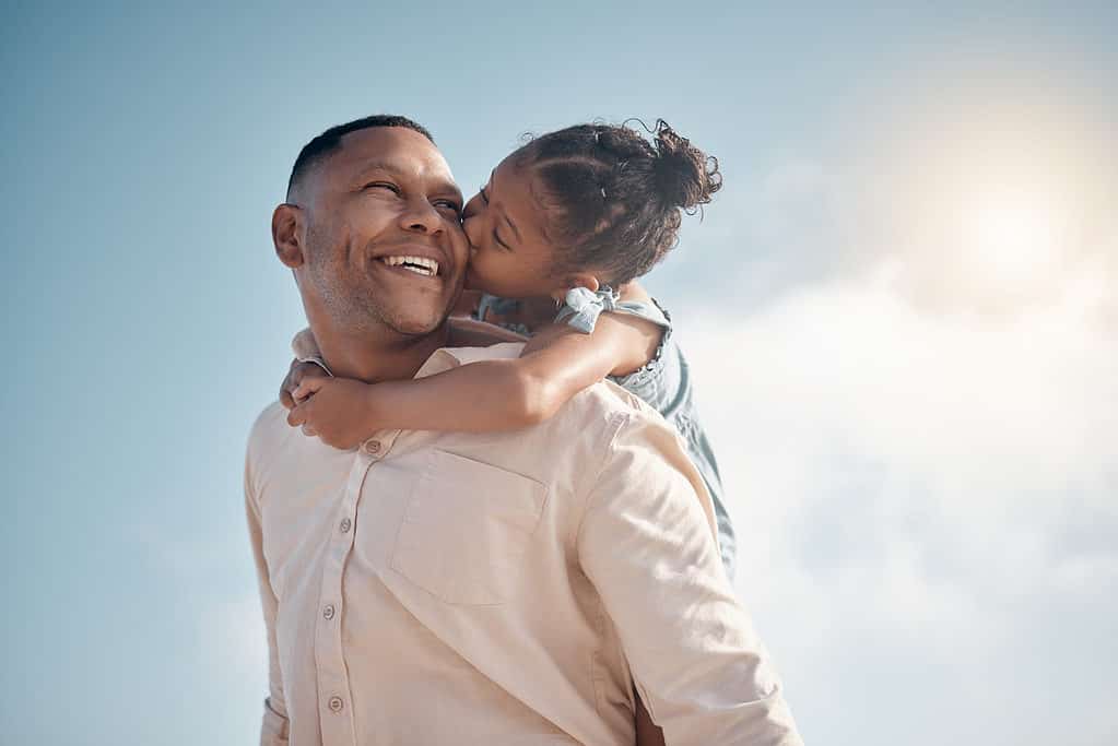 L'uomo porta la figlia sulla schiena