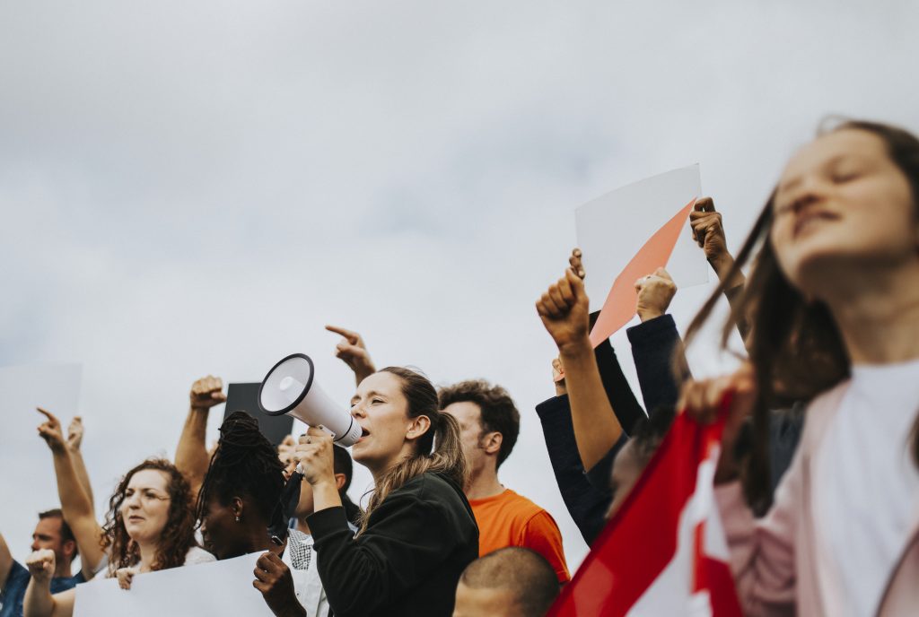 Un gruppo di attivisti americani protesta