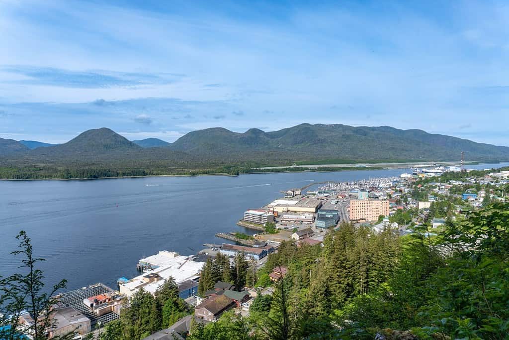 Ketchikan, Alaska - 1 luglio 2023: Vista dal Rainbird Hiking Trail guardando il West End, l'aeroporto internazionale di Ketchikan sull'isola di Gravina attraverso i Tongass Narrows.  Terminal dei traghetti.