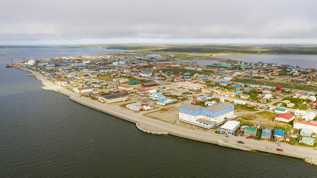 Il sole splende bruciando la nebbia nel cuore della notte a Kotzebue Alaska creando un bellissimo contrasto