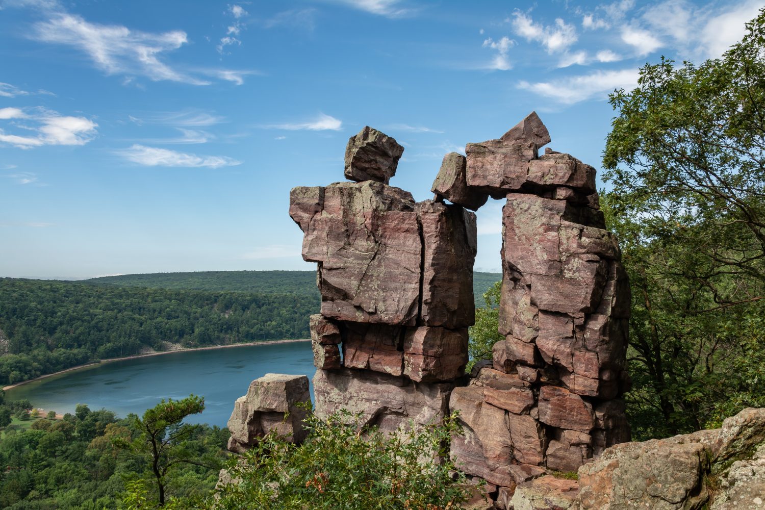 Formazione rocciosa del Devils Doorway che si affaccia sul Lago Devils.  Parco statale del Devils Lake, Wisconsin.