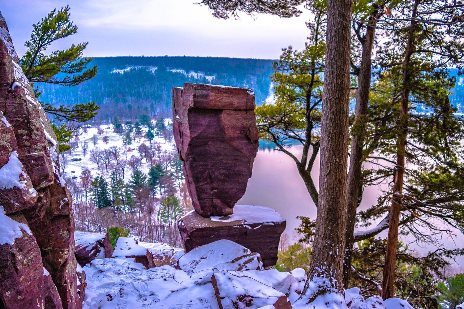 Escursioni invernali al Lago del Diavolo nel Wisconsin