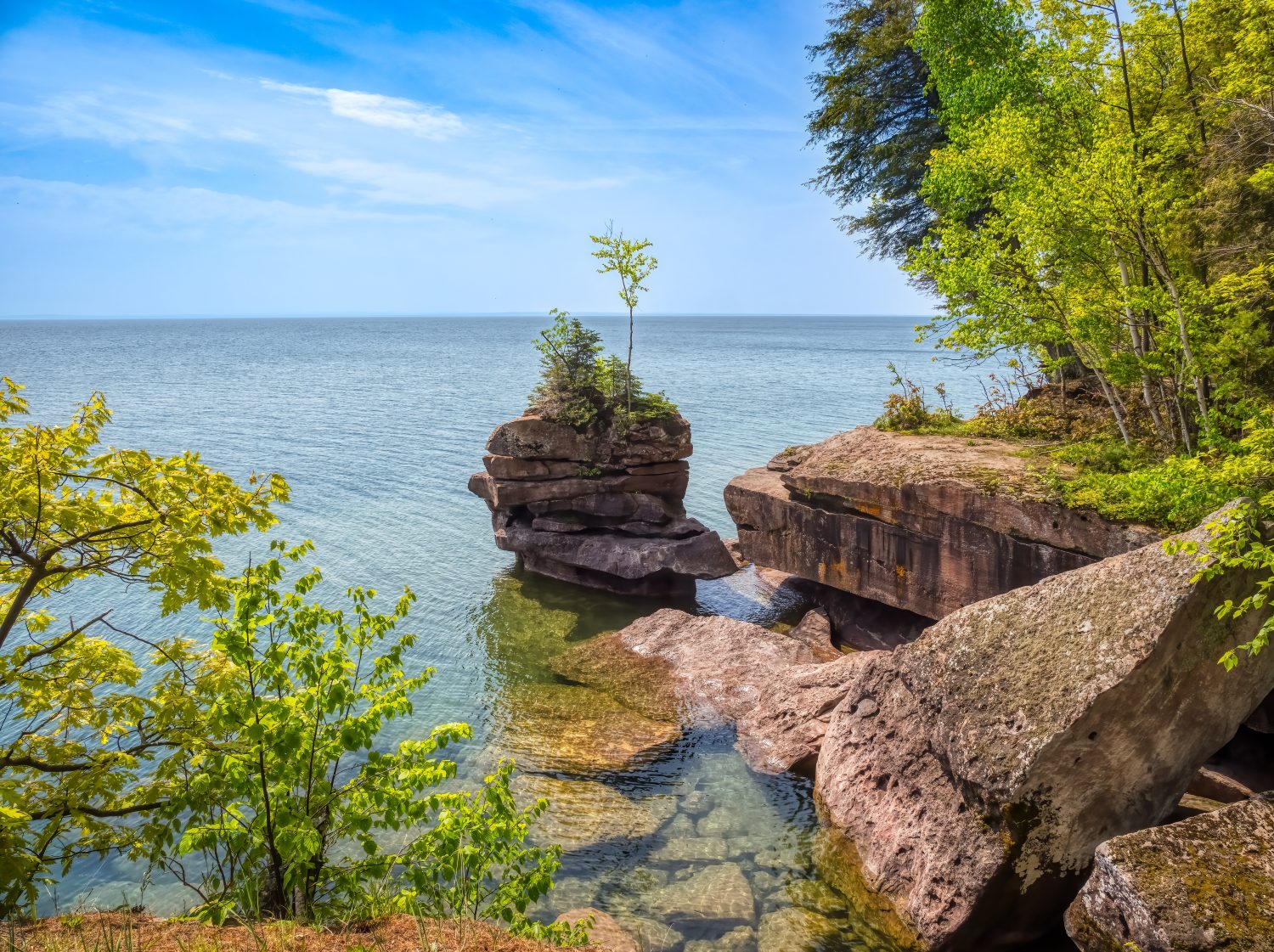 Costa rocciosa del Lago Superiore nel Big Bay State Park a La Pointe sull'isola Madeline nell'Apostle Islands National Lakeshore nel Wisconsin USA