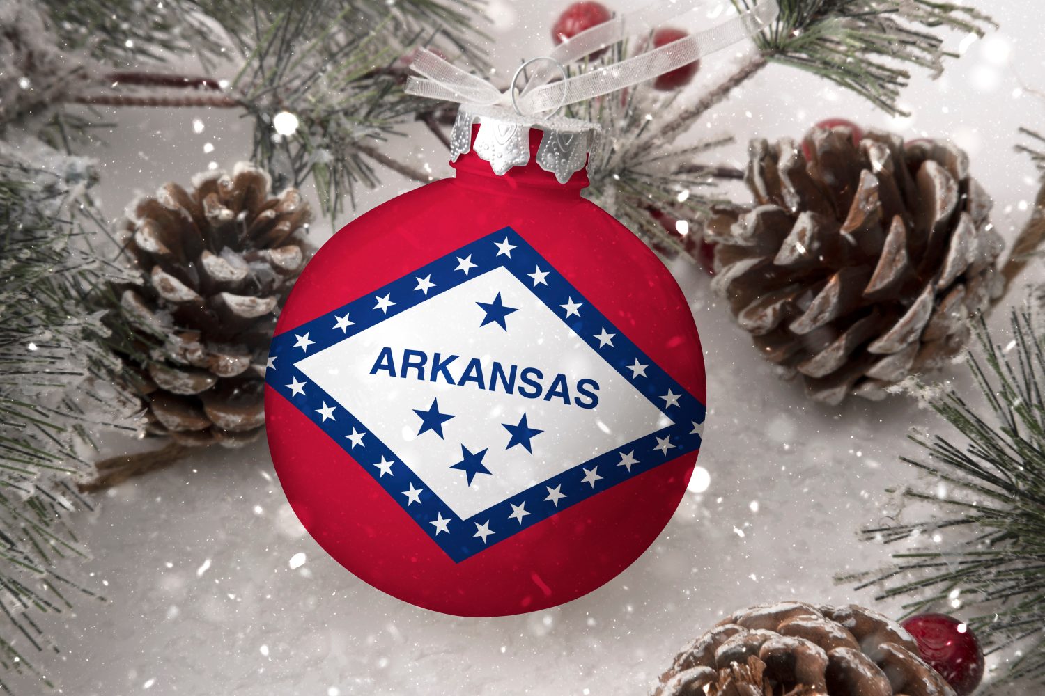 Palla di Natale con la bandiera dell'Arkansas, decora l'albero di neve con nevicate.  Il concetto delle vacanze di Natale e Capodanno